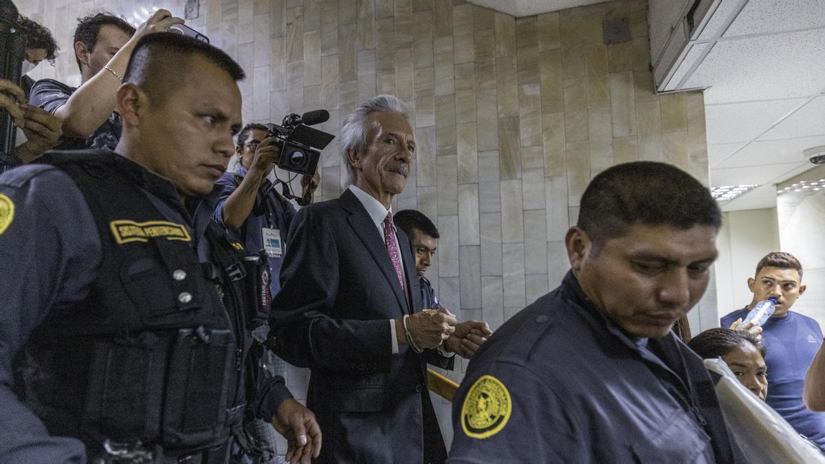 El periodista José Rubén Zamora, esposado, asiste a la lectura de la sentencia en su contra en Ciudad de Guatemala (Guatemala), el 14 de junio de 2023