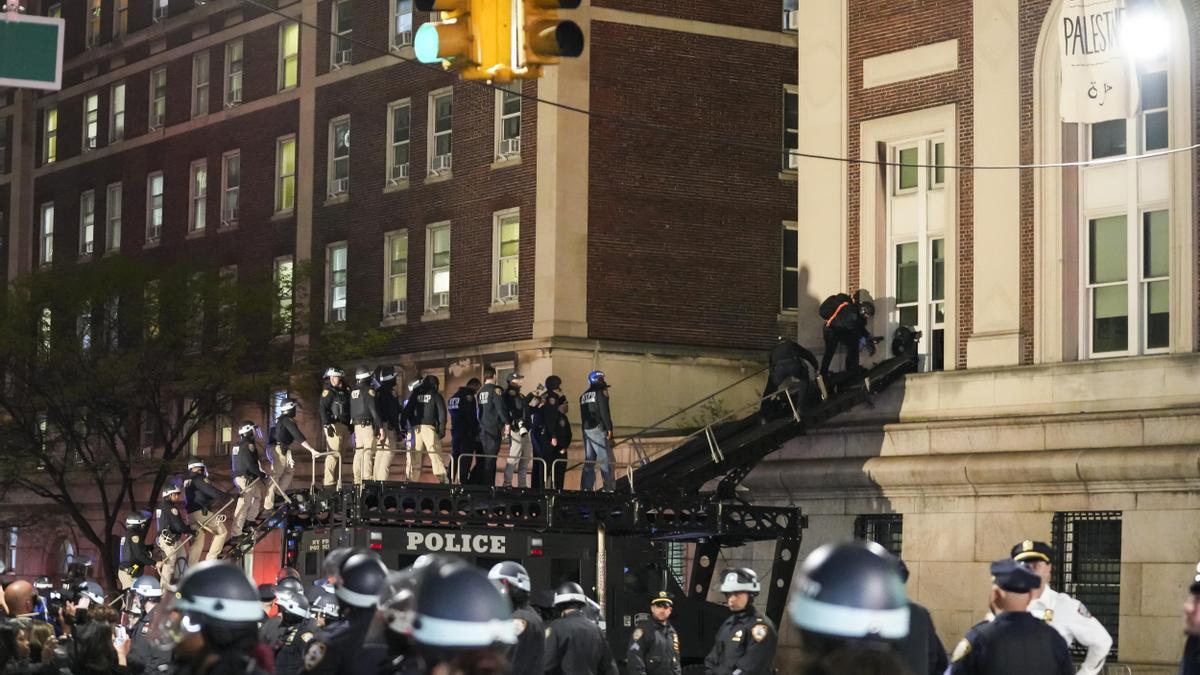 La policía desaloja el edificio ocupado por los estudiantes propalestinos en la Universidad de Columbia