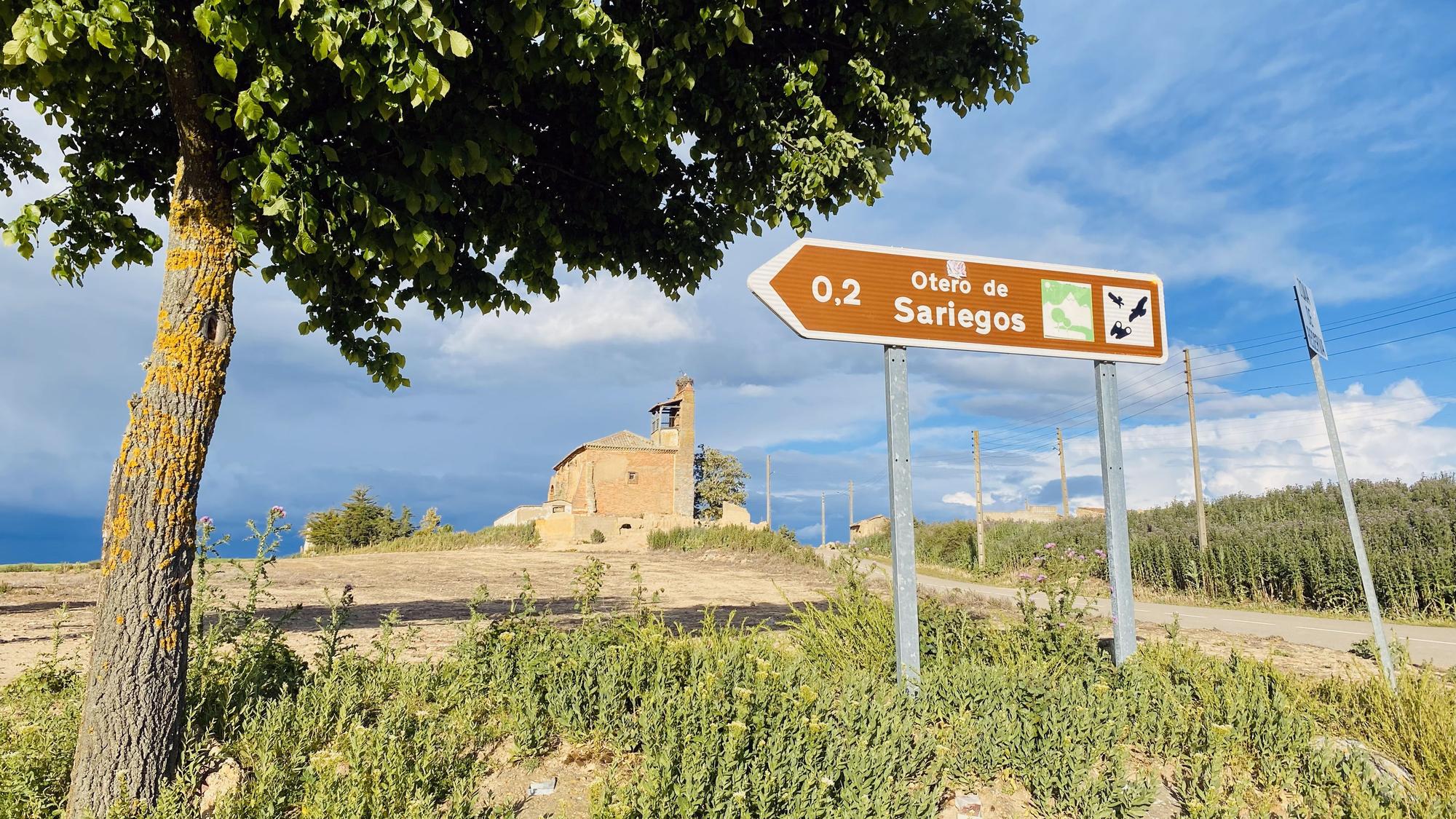 Entrada al pueblo deshabitado de Otero, con indicaciones para visitar uno de los miradores de las Lagunas de Villafáfila