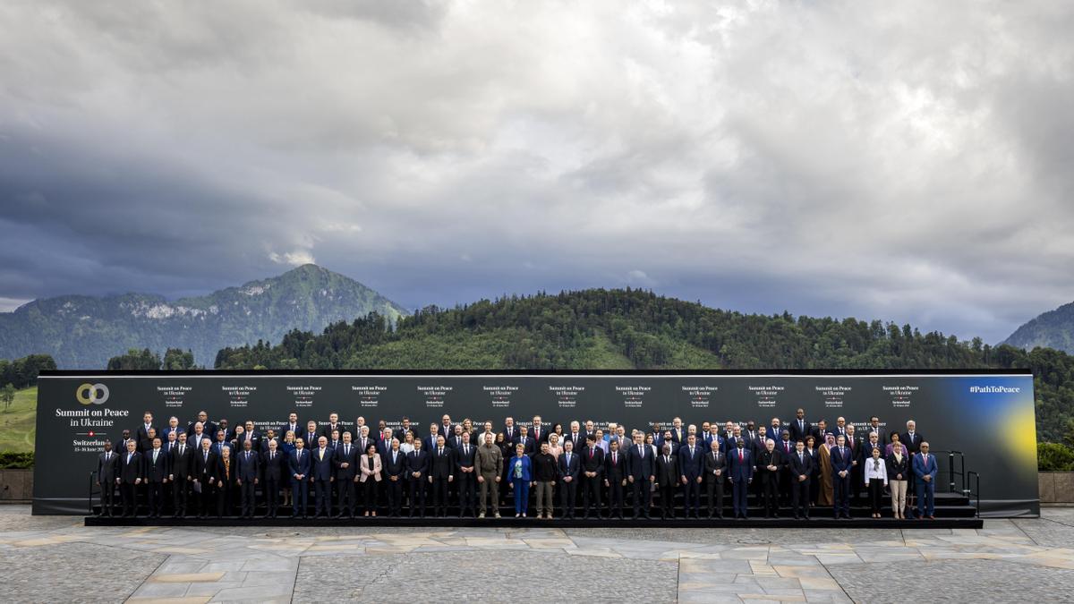 Líderes mundiales y jefes de delegaciones posan para la foto oficial de grupo durante la cumbre sobre la Paz en Ucrania, cerca de Lucerna.