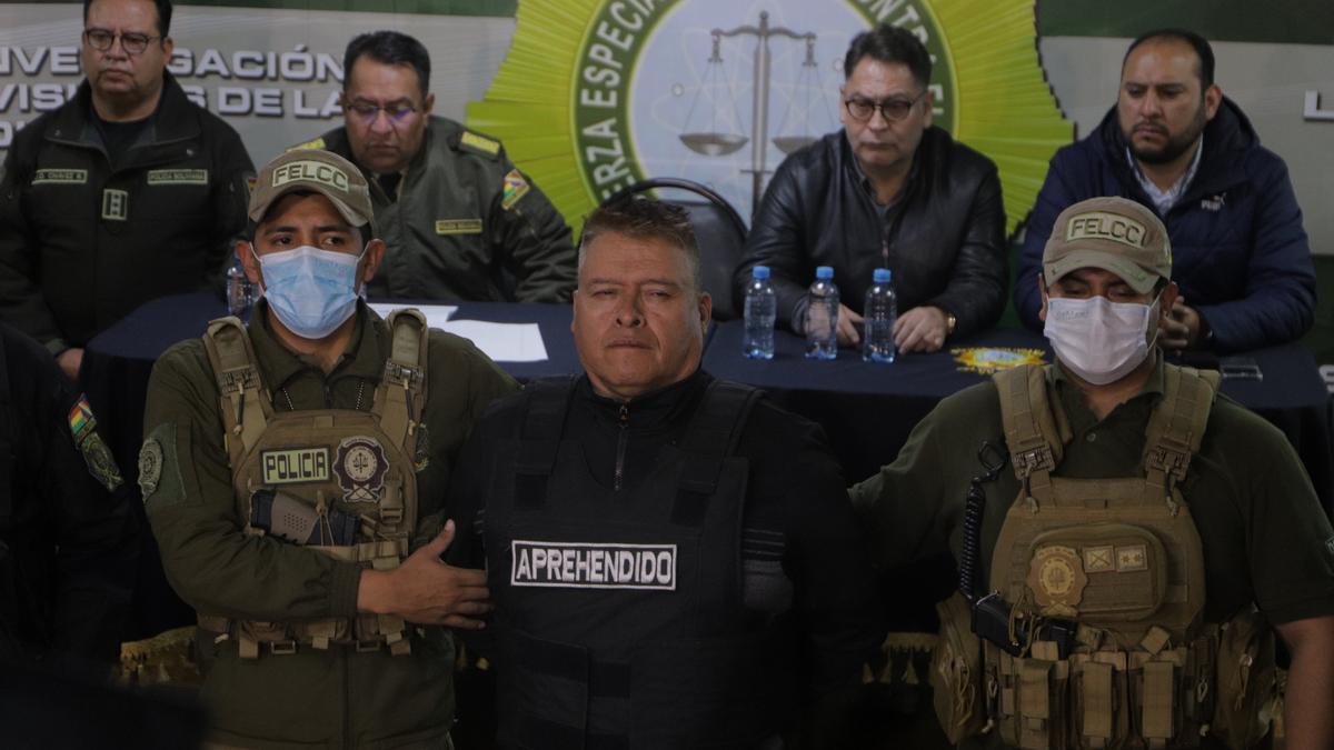 El destituido jefe militar del Ejército de Bolivia, Juan José Zúñiga (c), es presentado en dependencias de la Fuerza Especial de Lucha Contra el Crimen este miércoles, tras ser detenido por ser parte de una toma de militares de la sede del Gobierno de Bolivia, en La Paz (Bolivia). EFE/ STR