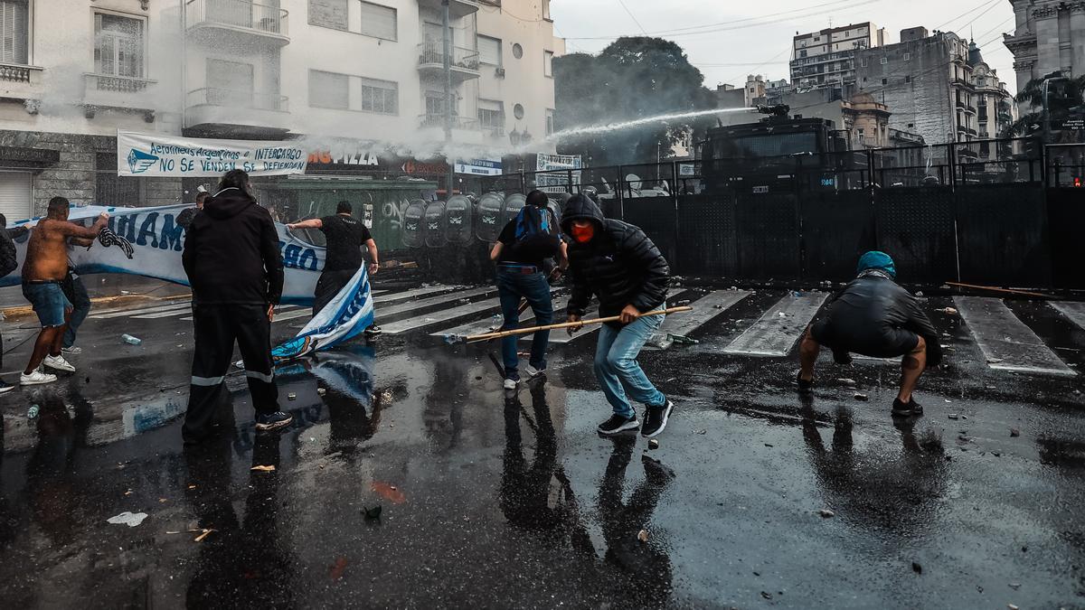 Zapatero, Almodóvar y organizaciones de Derechos Humanos piden la libertad de manifestantes presos por protestar contra Milei