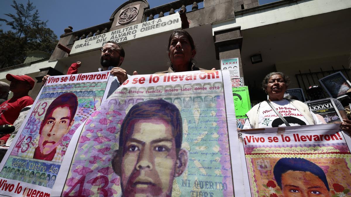 Padres de los 43 estudiantes desaparecidos de Ayotzinapa durante un acto en Ciudad de México.