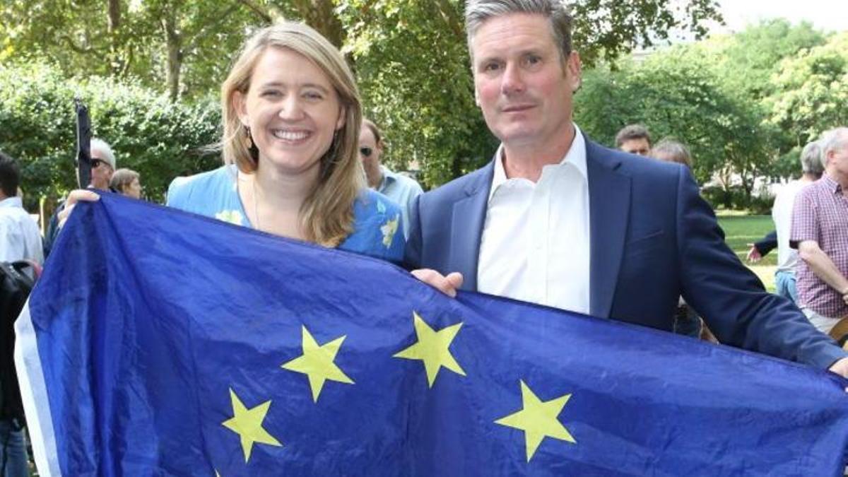 Keir Starmer posa con una concejala tras una concentración en Londres contra el Brexit, en agosto de 2019