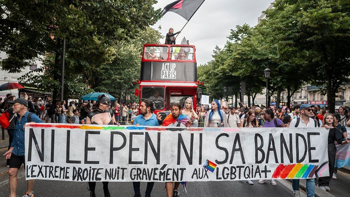 La marcha del Orgullo de París planta cara a la extrema derecha un día antes de las elecciones: 