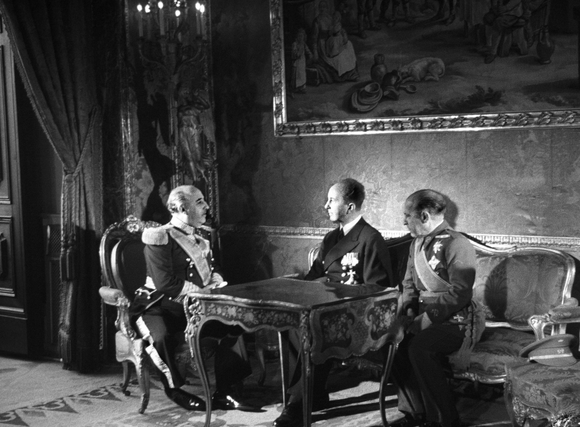 El nuevo embajador de Alemania, Hans Heinrich Dieckhoff, conversa con el dictador Francisco Franco, en el Salón de Tapices del Palacio de Oriente, en presencia del ministro de Relaciones Exteriores, Francisco Goméz Jordana, conde de Jordana, después del acto de presentación de las cartas credenciales. Madrid, 30/04/1943.