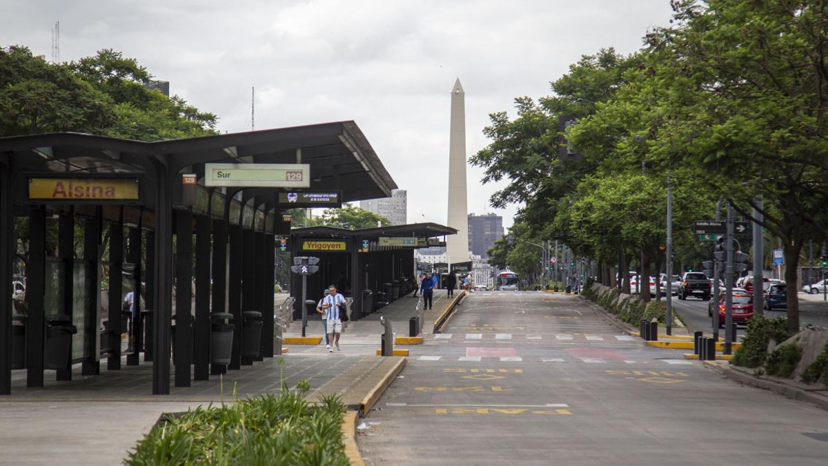 Paro de colectivos. Las líneas de autobuses de DOTA, el grupo que adquirió las empresas de "Beto" Milei, fueron las únicas que no se adhirieron a los últimos paros de transporte contra las políticas del Presidente.