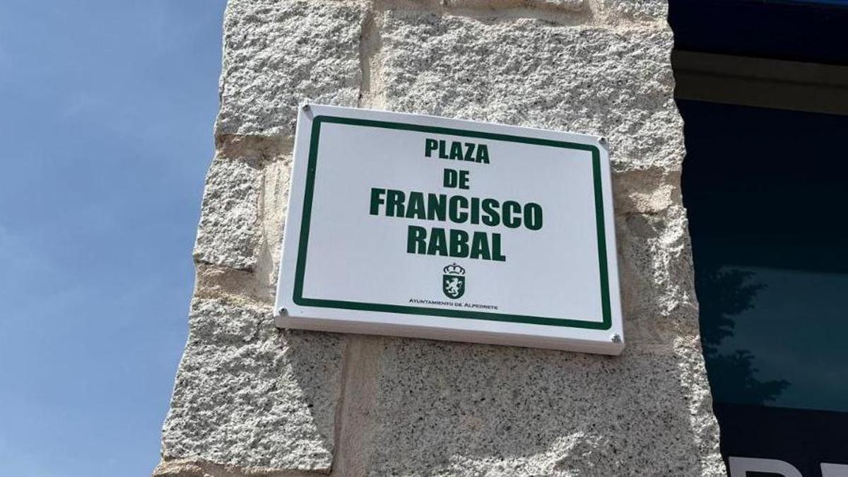 Las placas de Paco Rabal y Asunción Balaguer vuelven a su lugar en Alpedrete