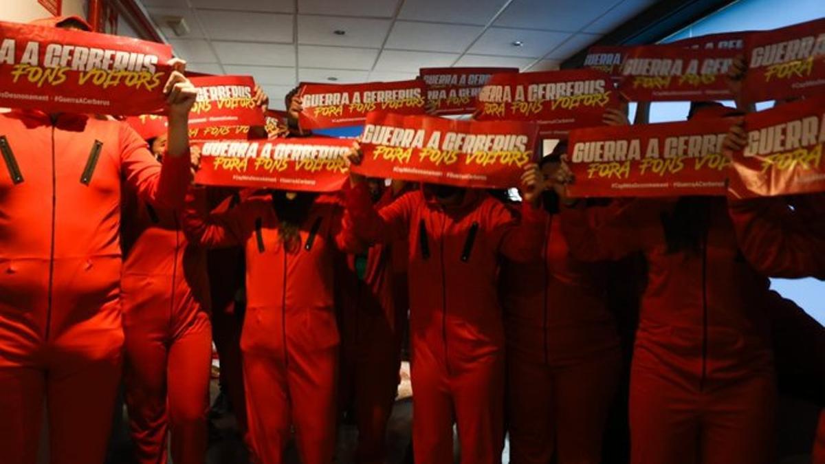 Activistas por la vivienda, en una protesta antidesahucios en las oficinas de Haya Real Estate en 2020.