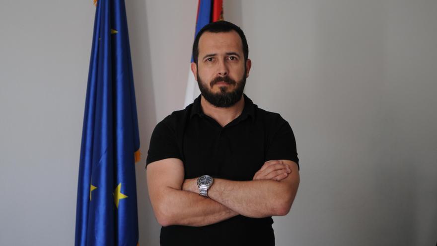 Nemanja Todorović Štiplija, fundador del think tank Centro de Política Contemporánea y editor del portal European Western Balkans en su despacho