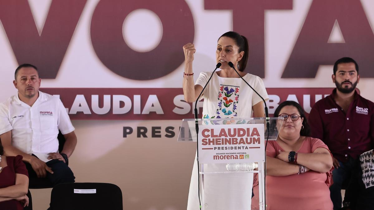 La candidata oficialista a la presidencia de México, Claudia Sheinbaum, participa en un acto de campaña en Ciudad de México.