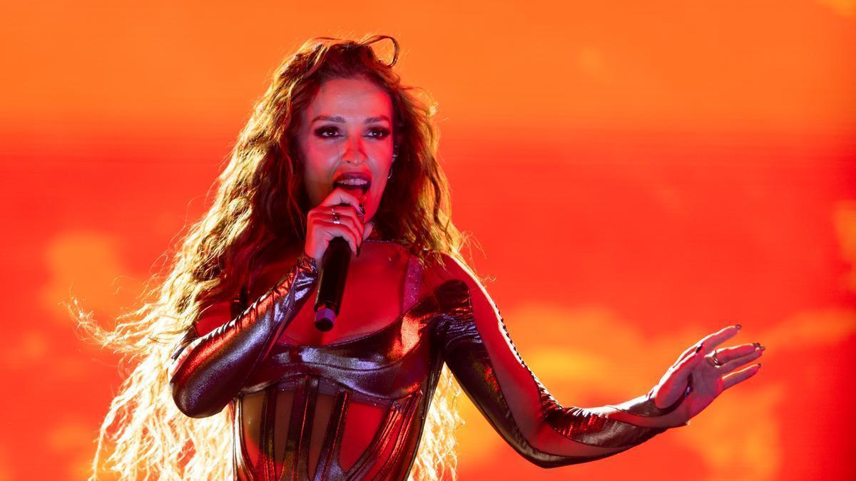 Eleni Foureira, acosada por un fan durante un concierto en Grecia