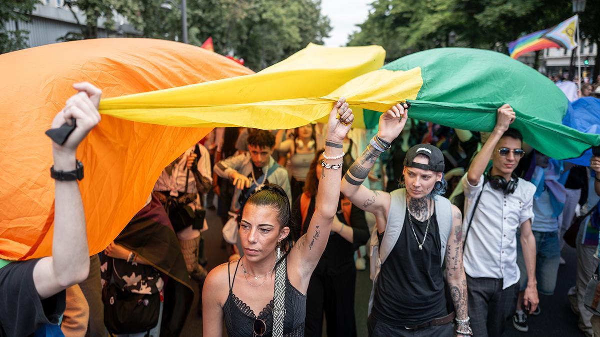 Asistentes a la manifestación del Orgullo LGTBI portan una bandera gigante en París.