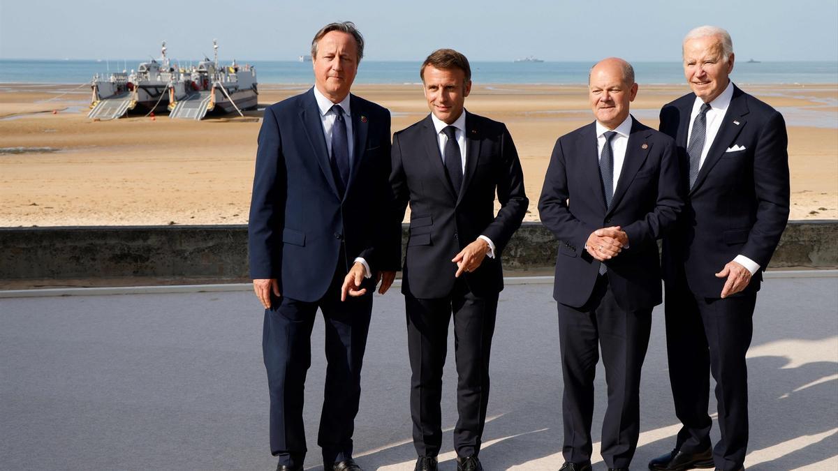 El ministro de Exteriores, David Cameron, el presidente Emmanuel Macron, el canciller Olaf Scholz y el presidente Joe Biden en Saint-Laurent-sur-Mer durante la ceremonia de aniversario del desembarco de Normandía el 6 de junio.