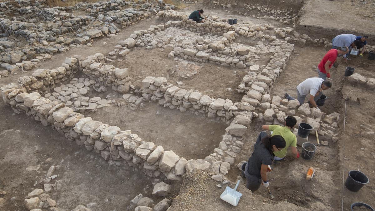 Excavación de una casa del siglo X a.C. en Tell el Far'a, en la campaña de 2019.