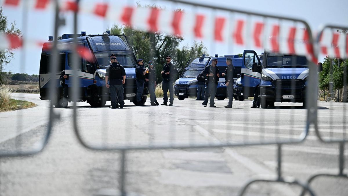 Controles policiales alrededor de Borgo Egnazia, el 12 de junio.