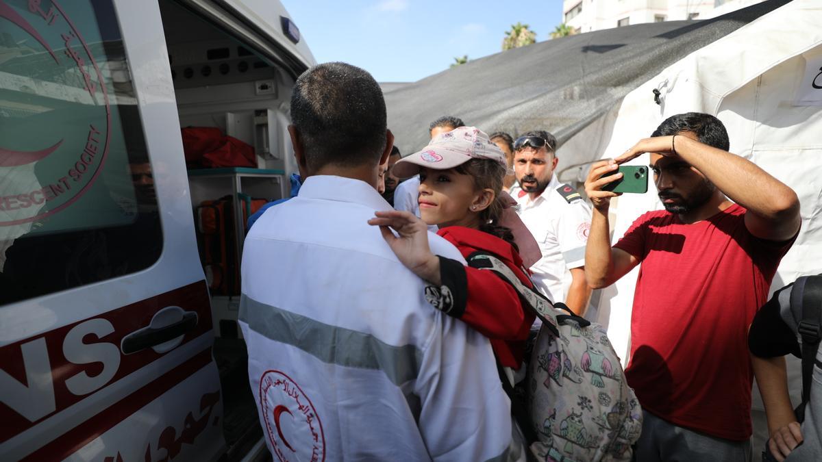 Israel autoriza la primera evacuación en dos meses de 21 niños enfermos de cáncer, entre los miles que esperan curas en Gaza