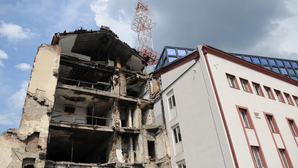 Edificio de la televisión pública serbia bombardeado por las fuerzas de la OTAN en 1999