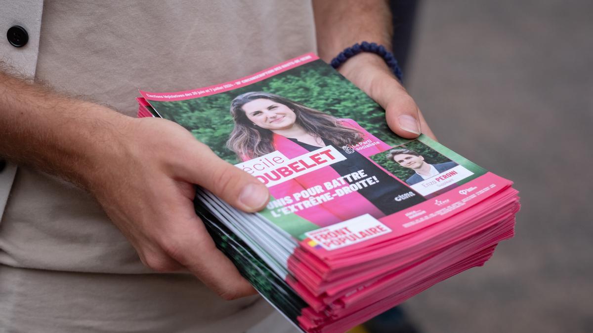 Los panfletos que piden el voto para Cécile Soubelet, candidata del Nuevo Frente Popular.