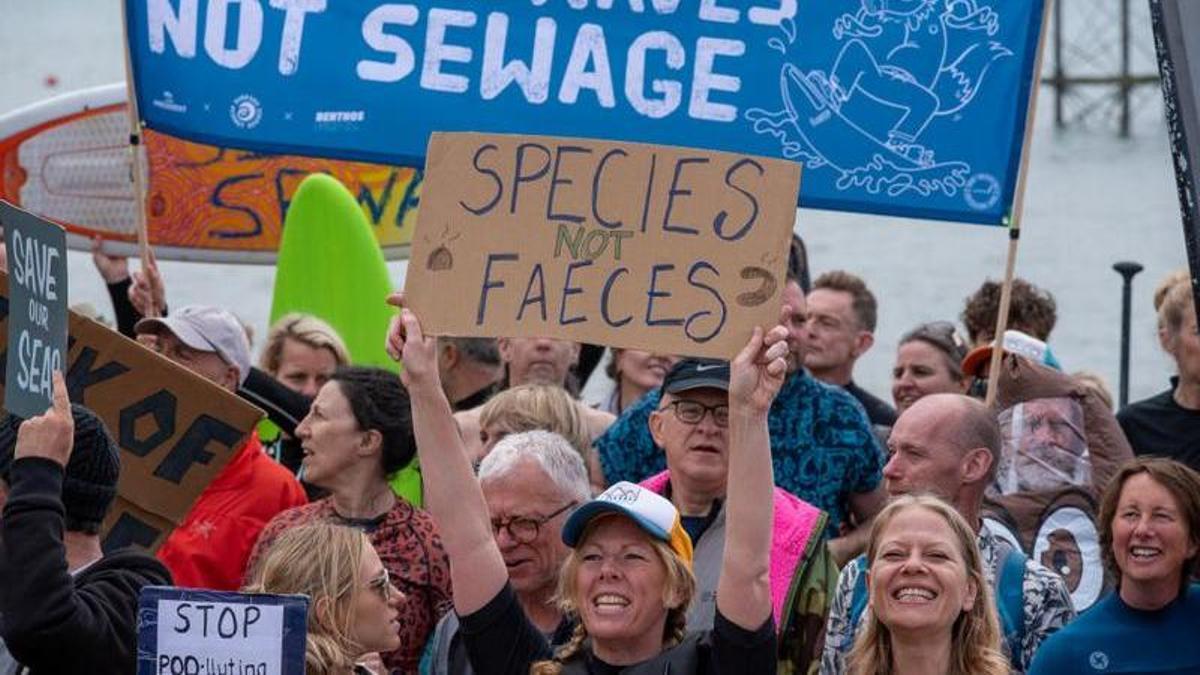 Un grupo de personas durante una protesta en Brighton por la calidad del agua en mayo.