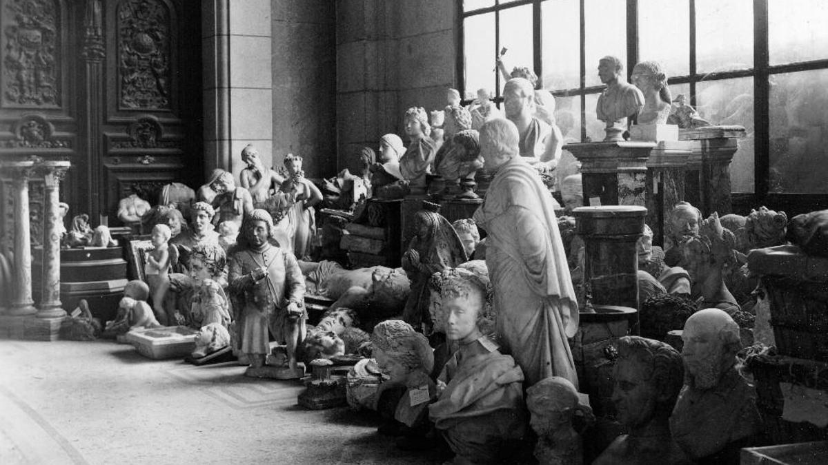 Estatuas de piedra recogidas por la Junta y depositadas en San Francisco el Grande, primeros de septiembre de 1937