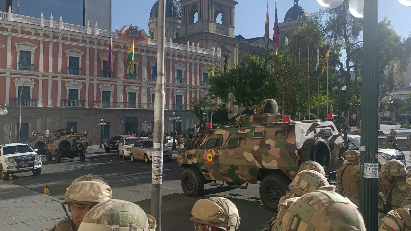 Militares con tanques frente a la sede del Gobierno de Bolivia.