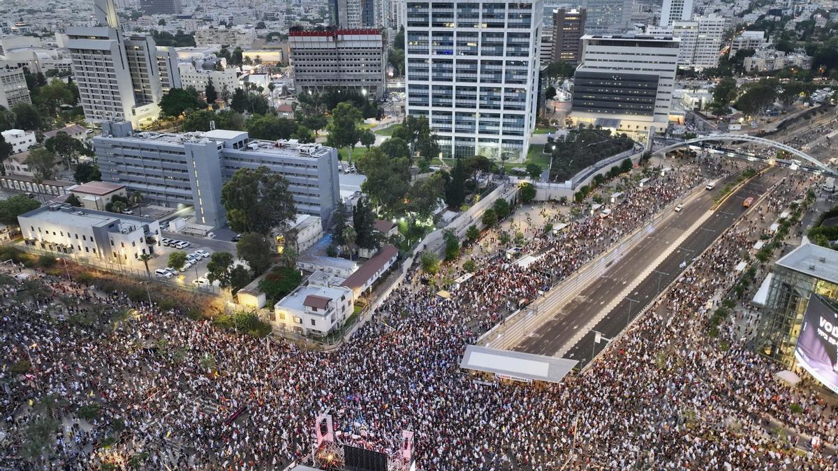 Decenas de miles de israelíes salen a la calle en una de las protestas más masivas contra Netanyahu en el país