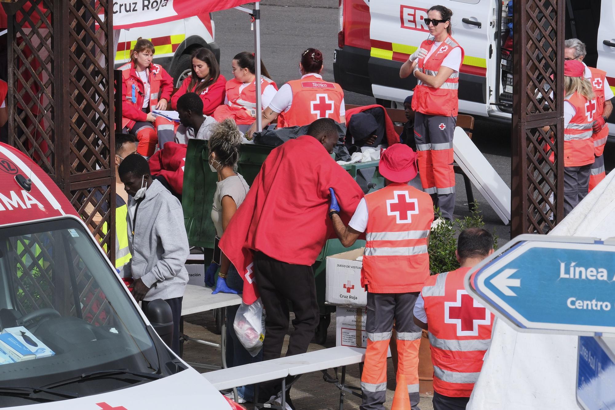 Migrantes atendidos a su llegada a las costas canarias