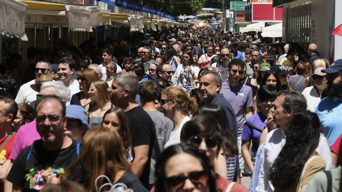 La Feria del Libro de Madrid cierra con cifras similares de ventas a 2023 y más visitas