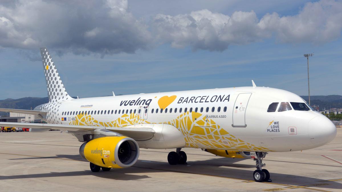 Multan a Vueling con 28.000 euros por impedir que una mujer subiera a un avión por su escote