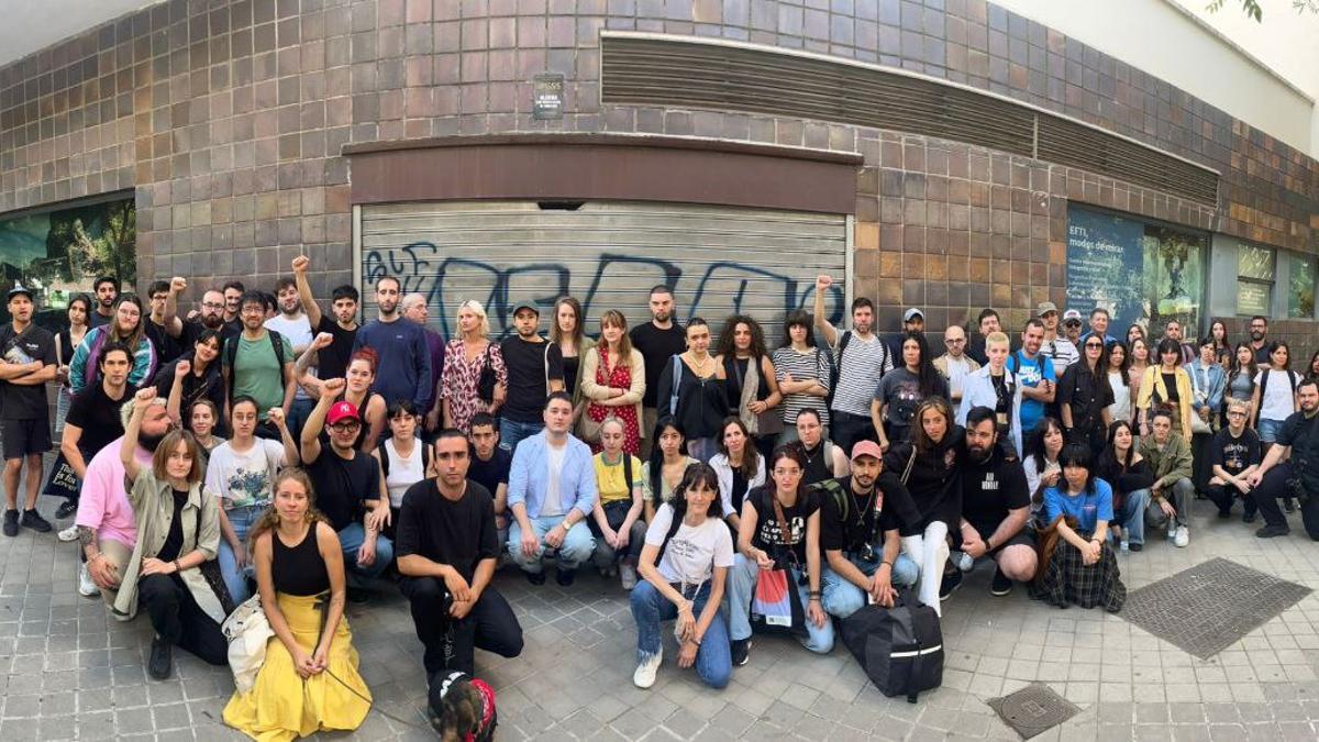 Alumnado y personal de EFTI, durante la manifestación de este lunes por el cierre de la escuela de fotografía.