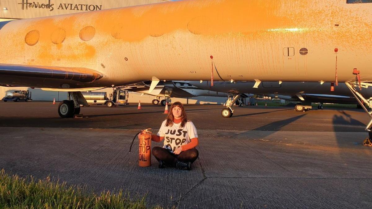 Dos activistas climáticas rocían con pintura dos jets en el aeropuerto de Londres donde ha aterrizado Taylor Swift