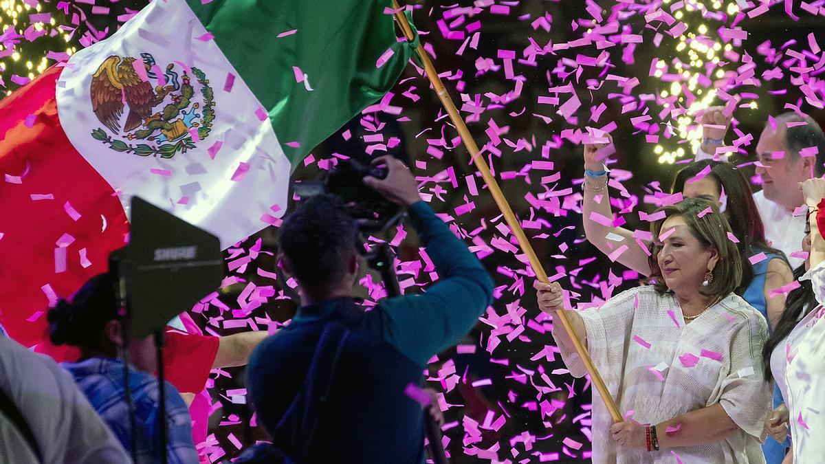 La candidata a la presidencia de México por la coalición “Fuerza y Corazón por México”, Xóchitl Gálvez ondea la bandera de México durante su cierre de campaña en la ciudad de Monterrey.