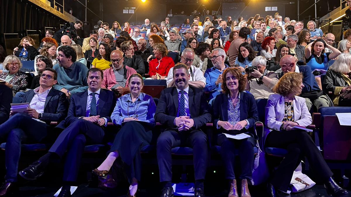 Mariano de Paco, en el centro, con el resto de representación política