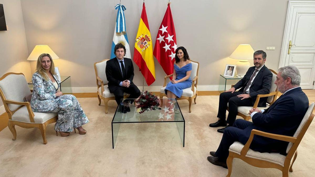 Karina Milei, Javier Milei y la presidenta de la comunidad de Madrid, Isabel Díaz Ayuso, en un encuentro en Madrid el 21 de junio de 2024.