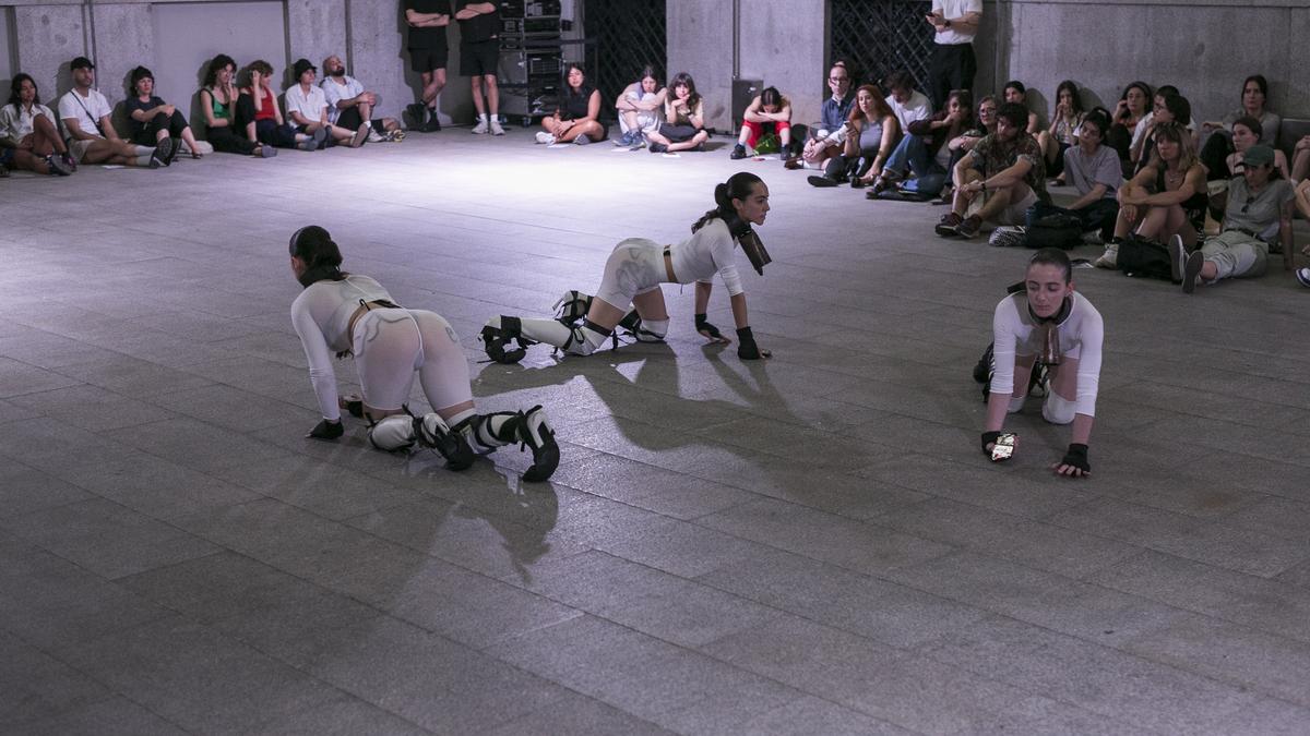 Performance de Candela Capitán en La casa encendida