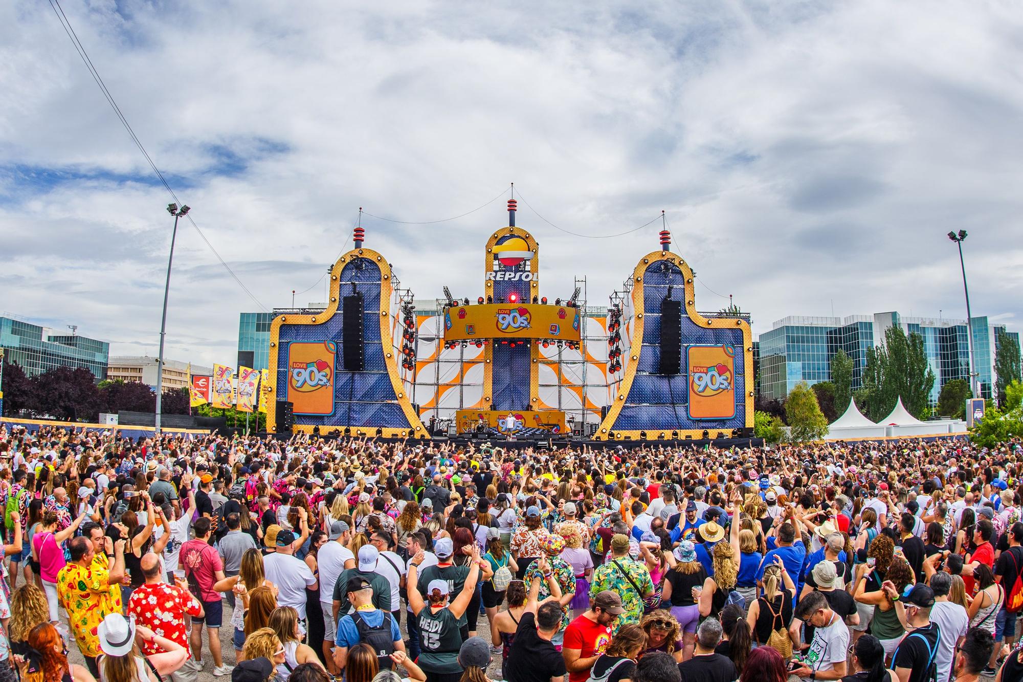 Escenario Pop de Love The 90's, con los edificios del parque ferial Juan Carlos I de fondo