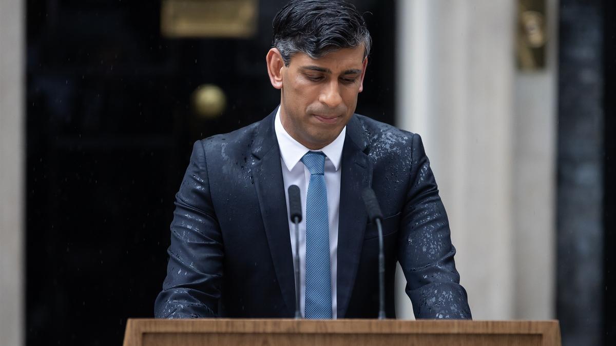 El primer ministro Rishi Sunak delante de Downing Street durante su anuncio de la convocatoria de elecciones.