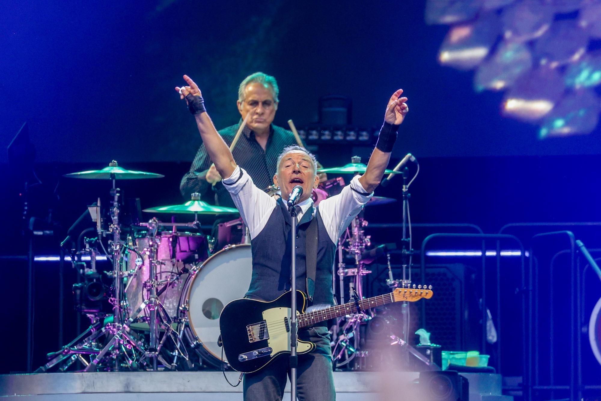 El cantante Bruce Springsteen alza los brazos durante su actuación en el Estadio Civitas Metropolitano, a 12 de junio de 2024