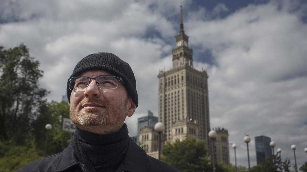 Artur, ingeniero de 45 años, en la estación de metro cercana al Palacio de la Cultura y la Ciencia de Varsovia.