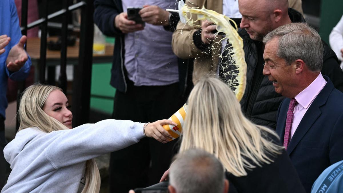 Una mujer arroja un batido a Nigel Farage en Clacton, Inglaterra, el 4 de junio.