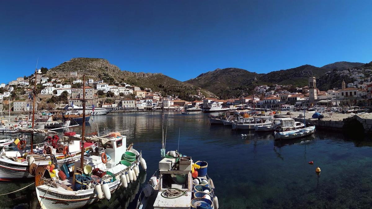 Detienen a 13 personas en Grecia por lanzar fuegos artificiales desde un yate y provocar un incendio forestal en una isla