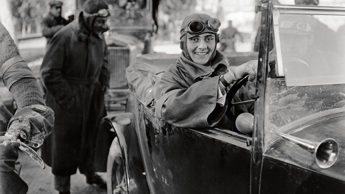 Lilí Álvarez en su Peugeot en el campeonato del Real Moto Club de Catalunya (1924)