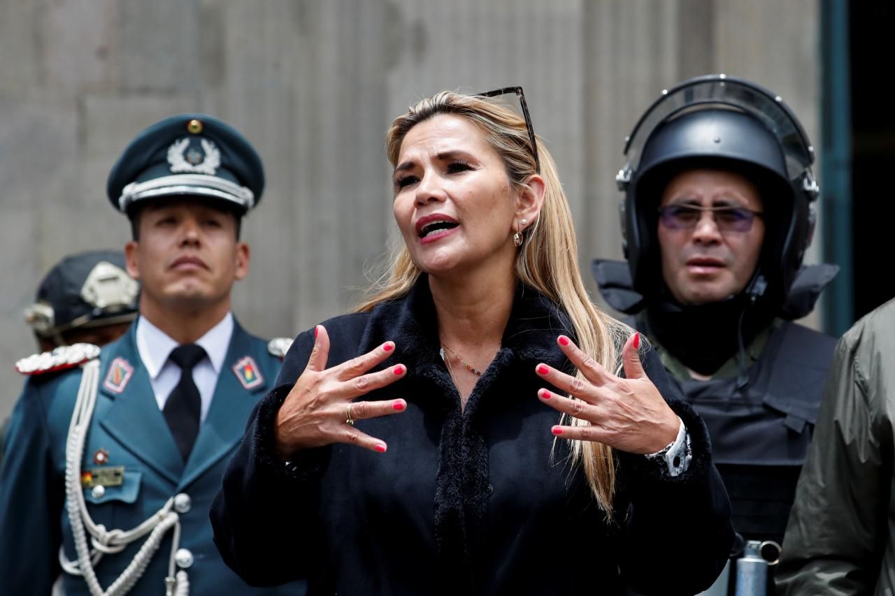 Jeanine Añez, al asumir la presidencia, rodeada de militares.