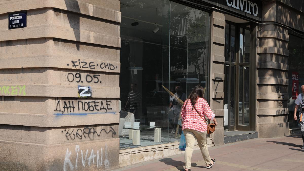 Pintada de una Z, simbología utilizada por las tropas rusas en la invasión, sobre otra pintada de la bandera de Ucrania en el centro de Belgrado