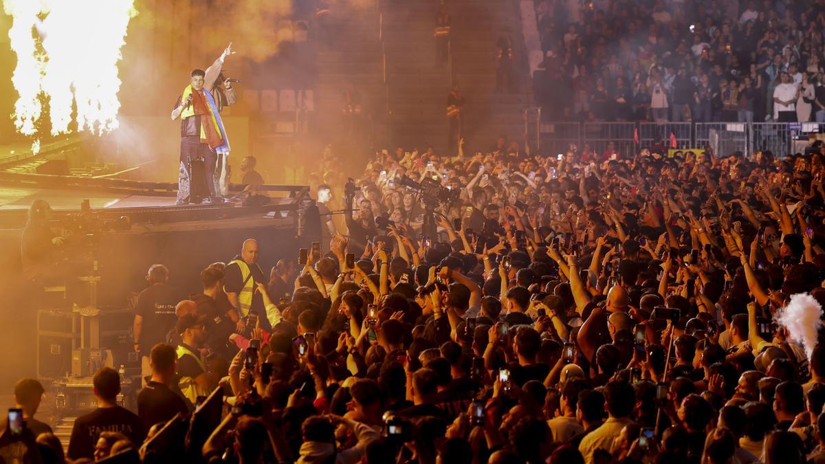 El rapero y compositor argentino Duki, durante el concierto ofrecido este sábado en el estadio Santiago Bernabéu, en Madrid. EFE/Kiko Huesca