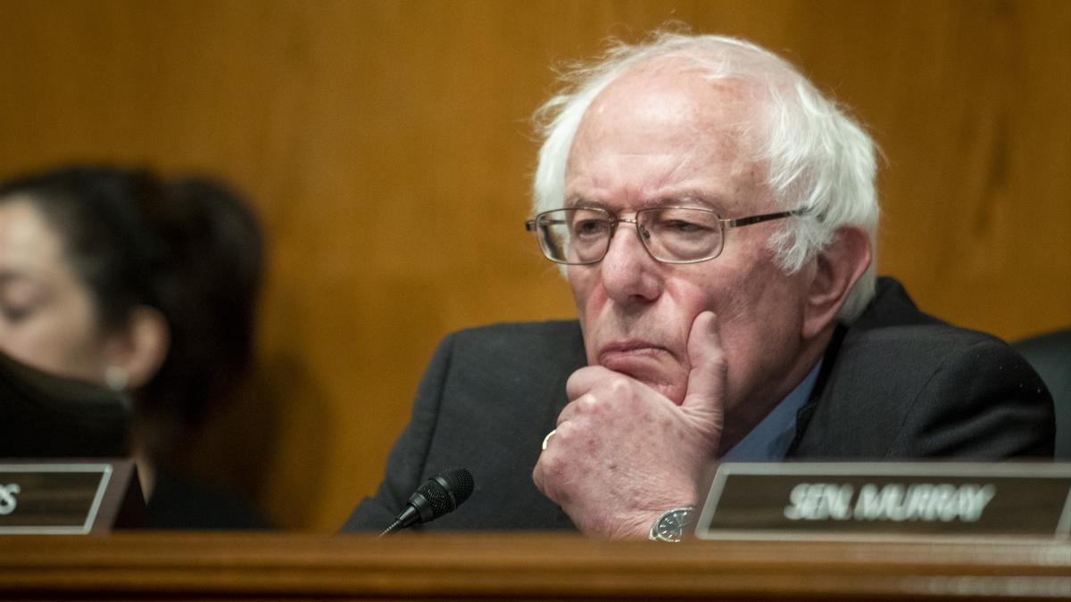 Bernie Sanders enseña fotos de niños palestinos muriendo de hambre al presidente del Congreso de EEUU: 