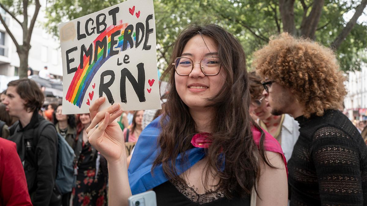 Serena, una de las asistentes a la marcha, con su pancarta, en la que se lee: 