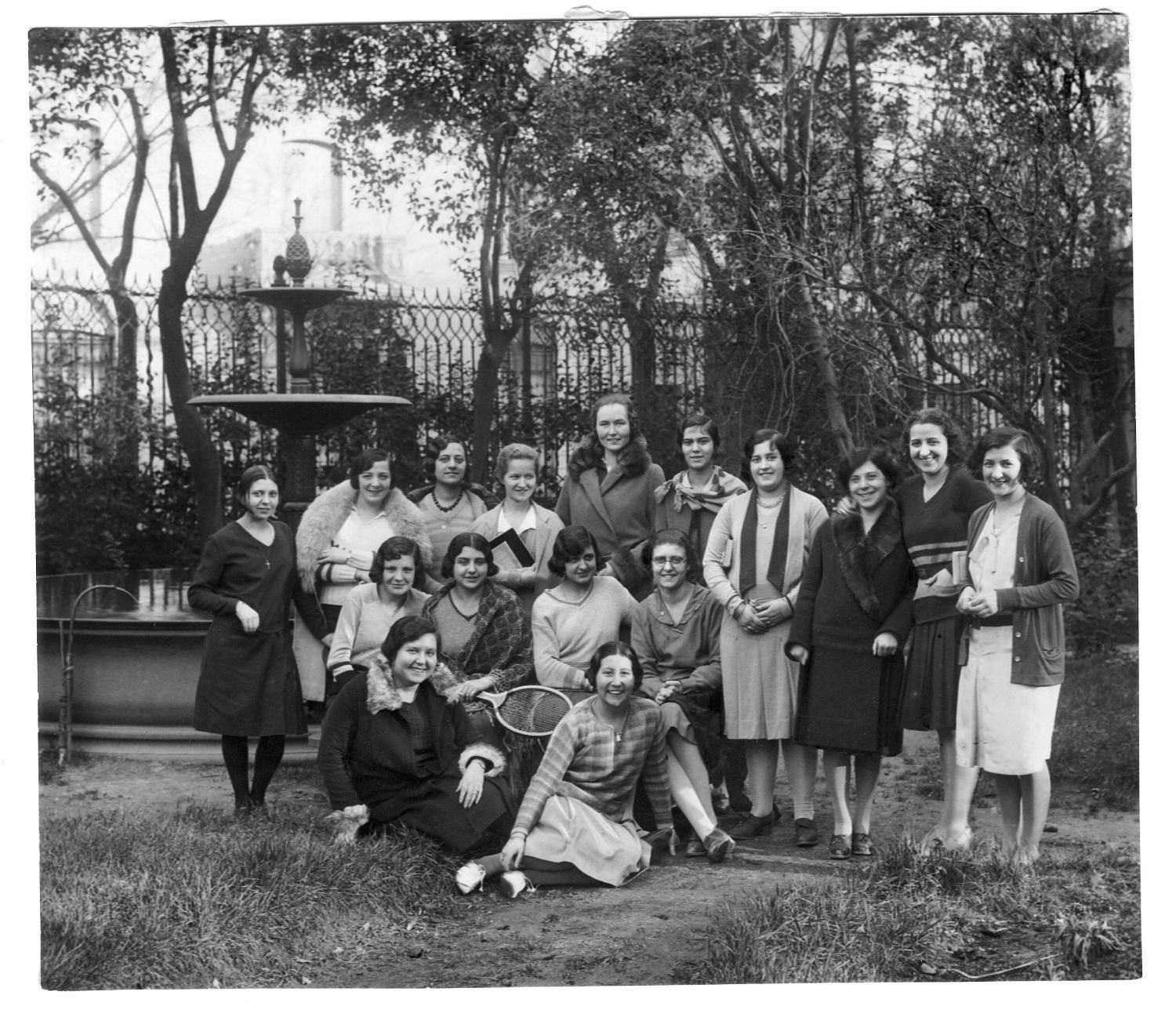 Un grupo de estudiantes en los jardines de la Residencia de Señoritas (1930)