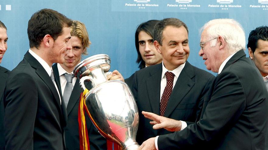 Luis Aragonés junto a José Luis Rodríguez Zapatero e Iker Casillas con el trofeo de ganadores de la Eurocopa de 2008